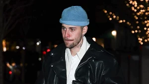 Justin Bieber bawi się w klubie bez żony Hailey. "Jest z nim coraz gorzej"
