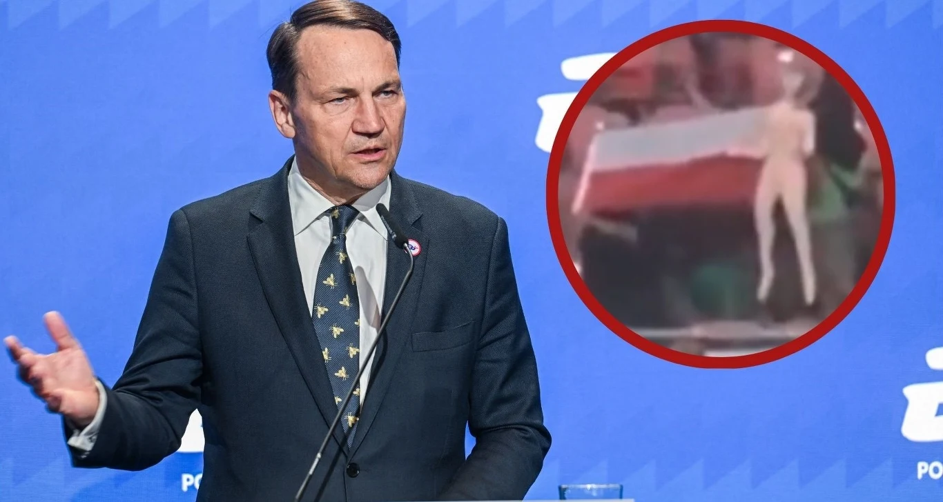 Szef MSZ Radosław Sikorski zapowiada, że uczestnicy haniebnego incydentu otrzymają zakaz wjazdu do Polski (Źródło: AFP/X.com) Mężczyzna w garniturze przemawia na tle niebieskiej ściany z logotypami, a w wyróżnionym okrągłym powiększeniu widać powieszoną nagą kukłę na tle flagi Polski.