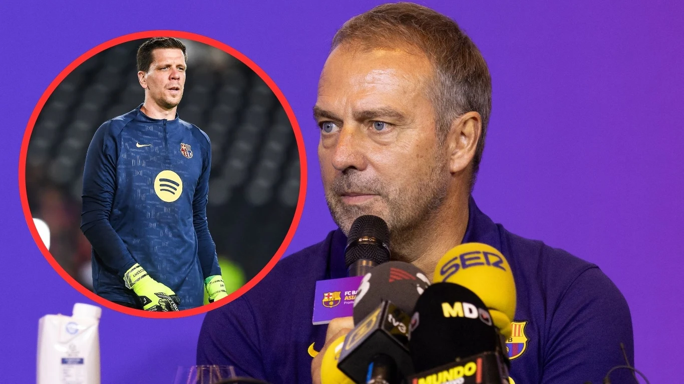 Wojciech Szczęsny i Hansi Flick Trener podczas konferencji prasowej siedzi przy stole z mikrofonami kilku stacji medialnych, w tle fioletowa ściana; w okrągłej ramce nałożone zdjęcie piłkarza ubranego w strój bramkarza z logo Barcelony.