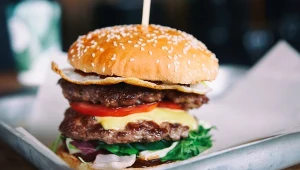 Więcej mięsa w diecie? Nowa piramida żywienia wywołała burzę