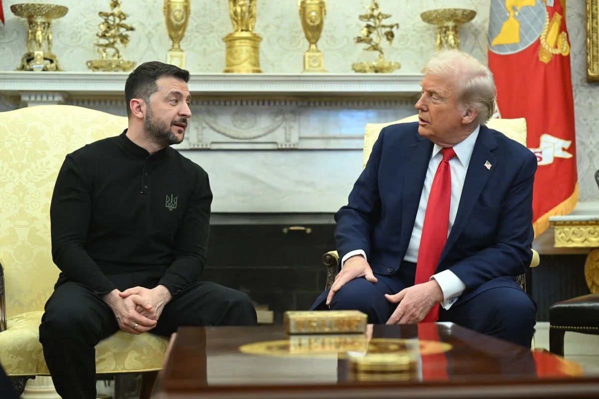 Wołodymyr Zełenski spotka się z Donaldem Trumpem Dwóch mężczyzn w eleganckich fotelach prowadzi rozmowę w luksusowym wnętrzu ozdobionym złotymi trofeami i czerwonym sztandarem w tle.