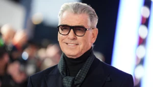 Pierce Brosnan ma 72 lata i przyciąga spojrzenia kobiet młodszych o dekady. Na czym polega jego sekret?
