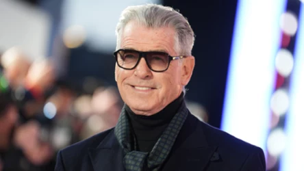 Pierce Brosnan ma 72 lata i przyciąga spojrzenia kobiet młodszych o dekady. Na czym polega jego sekret?
