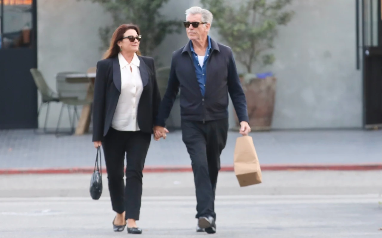 Pierce Brosnan z żoną trzymają się za ręce nie tylko na czerwonym dywanie