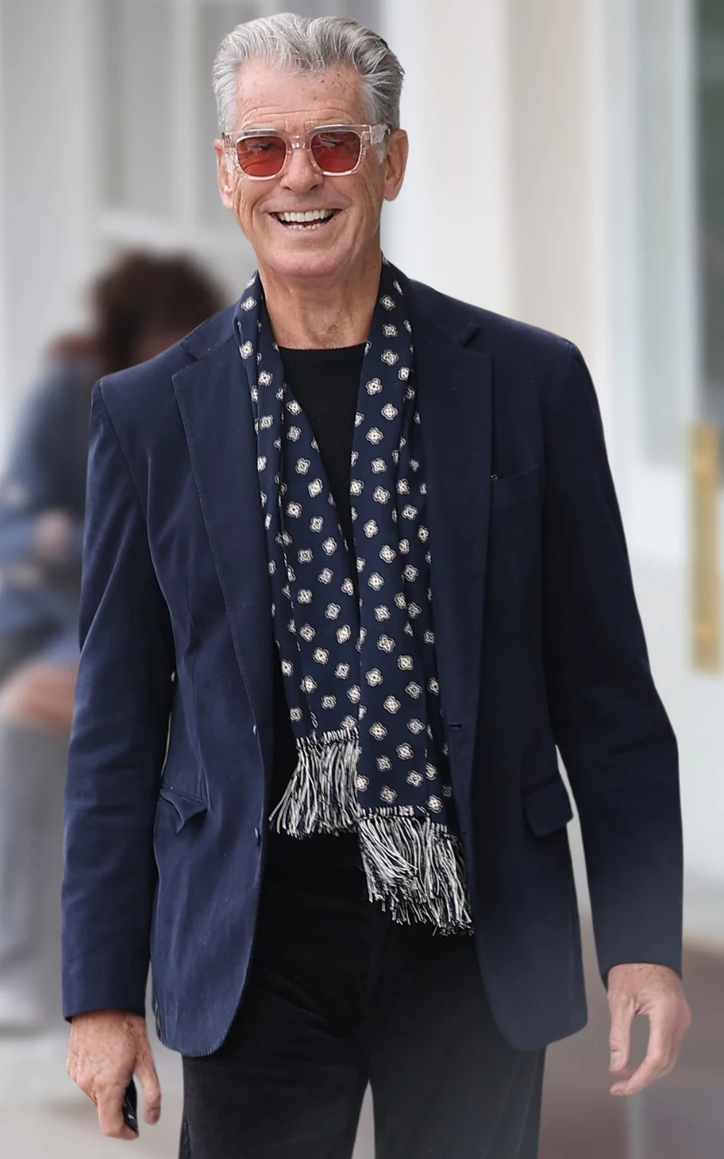 Pierce Brosnan uwielbia okulary przeciwsłoneczne i dekoracyjne szaliki