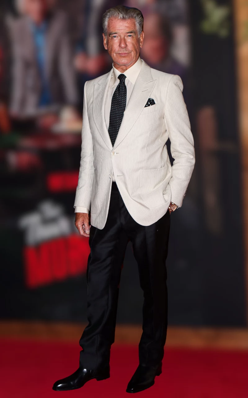 Pierce Brosnan 15 sierpnia 2025 na evencie postawił na klasyczne biało-czarne połączenie