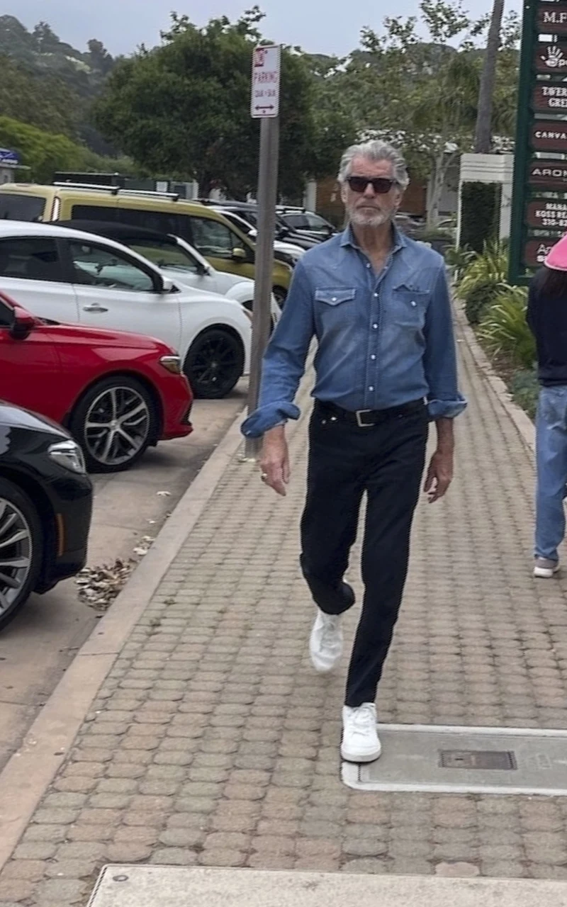 W wydaniu casual aktor jest równie atrakcyjny. Na zdjęciu z 2024 w jeansowej koszuli i białych sneakersach