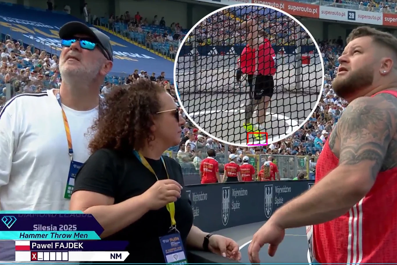 Paweł Fajdek nie mógł się pogodzić z tym, że anulowano mu być może najlepszy rzut. To jednak wciąż daleko od najlepszych Grupa osób w sportowych akredytacjach przygląda się wydarzeniom na stadionie lekkoatletycznym, w tle widoczni kibice na trybunach oraz fragment klatki do rzutu młotem; w powiększeniu sędzia w czerwonej koszulce obserwujący pole rzutu.