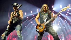 Paweł Mąciwoda (po prawej) i Rudolf Schenker (po lewej) podczas koncertu Scorpions