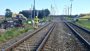 Tragedia na przejeździe kolejowym. Pociąg zderzył się z kamperem