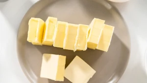 Poszczególne smarowidła mogą znacząco różnić się składem, do ich produkcji wykorzystuje się różne oleje roślinne, np. rzepakowy, palmowy, kokosowy, słonecznikowy czy arachidowy.