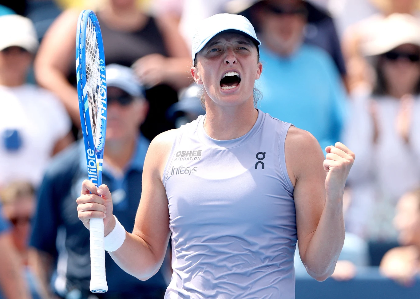 Iga Świątek celebrująca zwycięstwo nad Jeleną Rybakiną w półfinale turnieju WTA 1000 w Cincinnati Zawodniczka tenisowa w sportowym stroju z rakietą w dłoni, pokazująca silne emocje i triumf podczas meczu, w tle rozmyta publiczność.