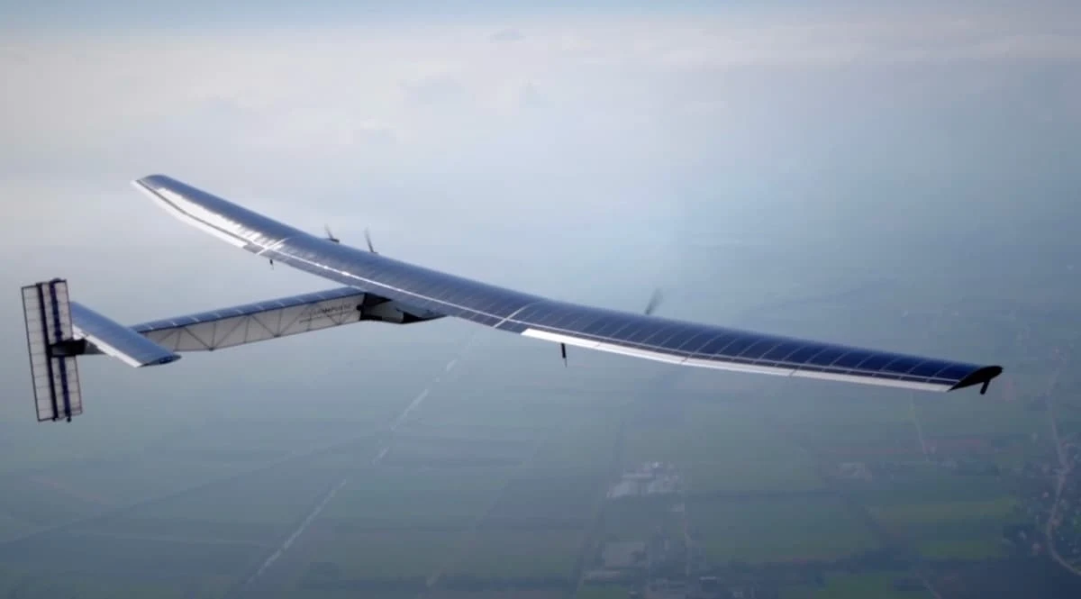 Ogromny dron Skydweller Aero o rozpiętości skrzydeł Boeinga 747 pobił rekord Nowoczesny samolot z bardzo szerokimi skrzydłami pokrytymi panelami słonecznymi podczas lotu nad rozległym, zielonym krajobrazem.
