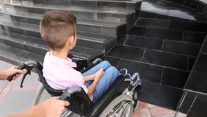 Jakie świadczenia przysługują na niepełnosprawne dziecko? Ile pieniędzy otrzymują rodzice?