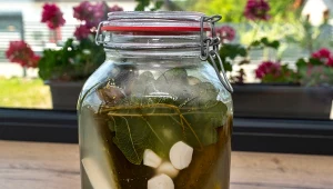 Widzisz taki nalot w słoiku z ogórkami? Sprawdź, czy można je jeść