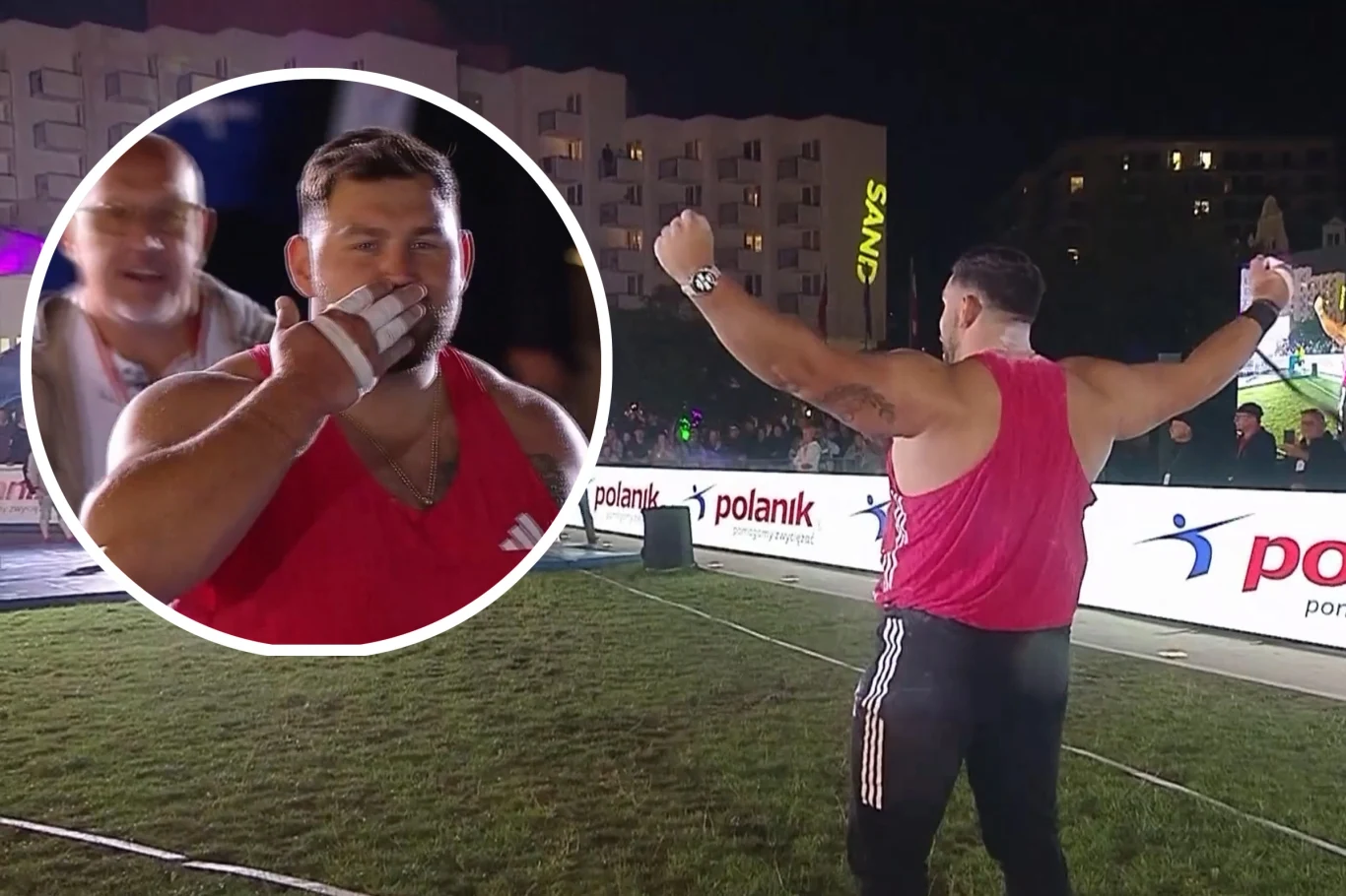 Konrad Bukowiecki w Międzyzdrojach uzyskał swój najlepszy wynik od lutego 2023 roku Sportowiec w czerwonym stroju okazujący radość ze zwycięstwa, podnosząc ręce do góry na tle stadionu, zbliżenie na twarz zawodnika wyrażającego emocje, nowoczesne budynki w tle i widoczna publiczność.