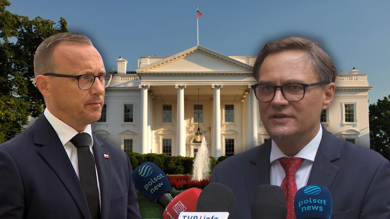 Polska nie weźmie udziału w negocjacjach w Waszyngtonie. Na zdjęciu rzecznik prezydenta Rafał Leśkiewicz oraz rzecznik MSZ Paweł Wroński Dwóch mężczyzn w garniturach rozmawiających z dziennikarzami na tle Białego Domu, przed nimi mikrofony kilku polskich stacji telewizyjnych.