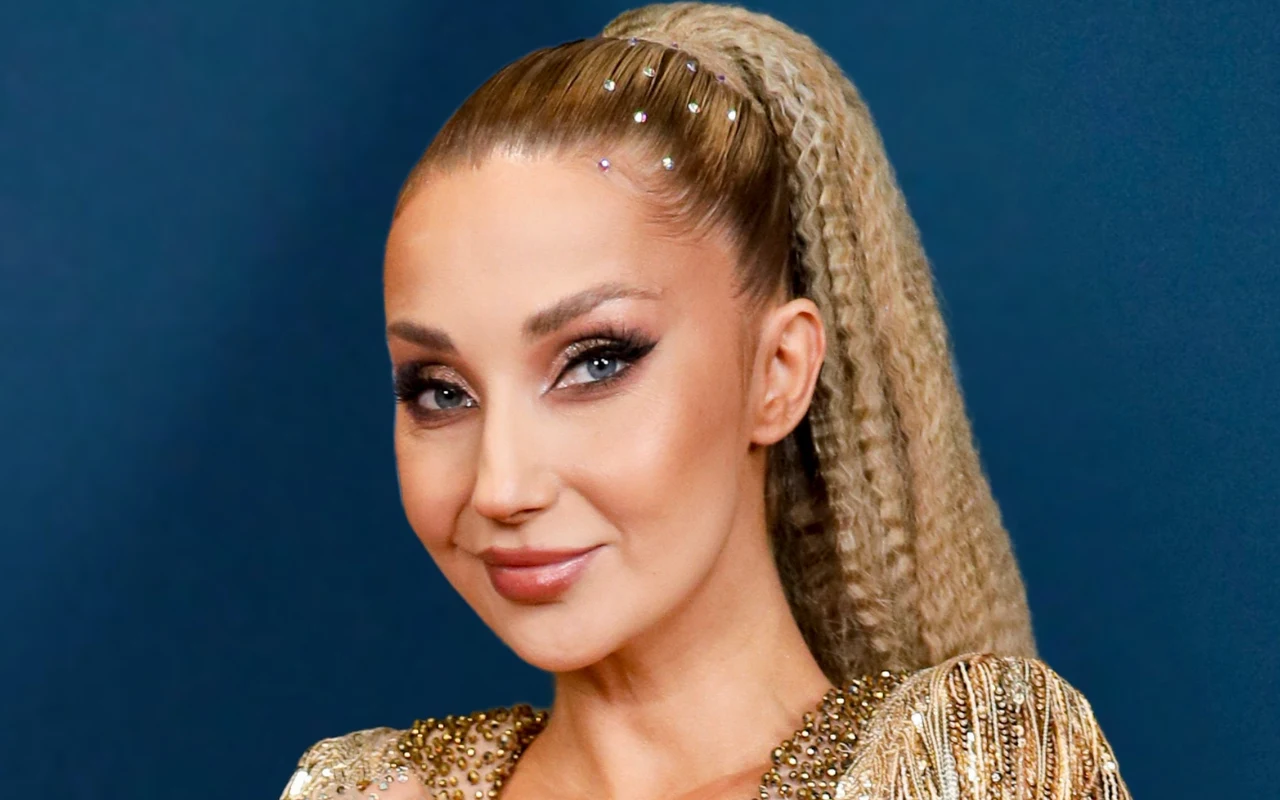 Cleo w karbowanych włosach robi furorę 