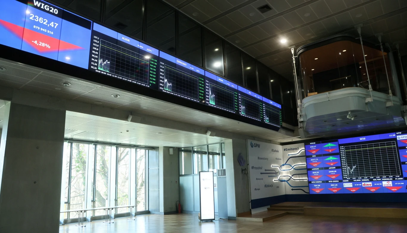Spadki na warszawskiej giełdzie. Giełda Papierów Wartościowych w warszawie. Na ekranach wyniki notowań, między innymi WIG20, który notuje spadek