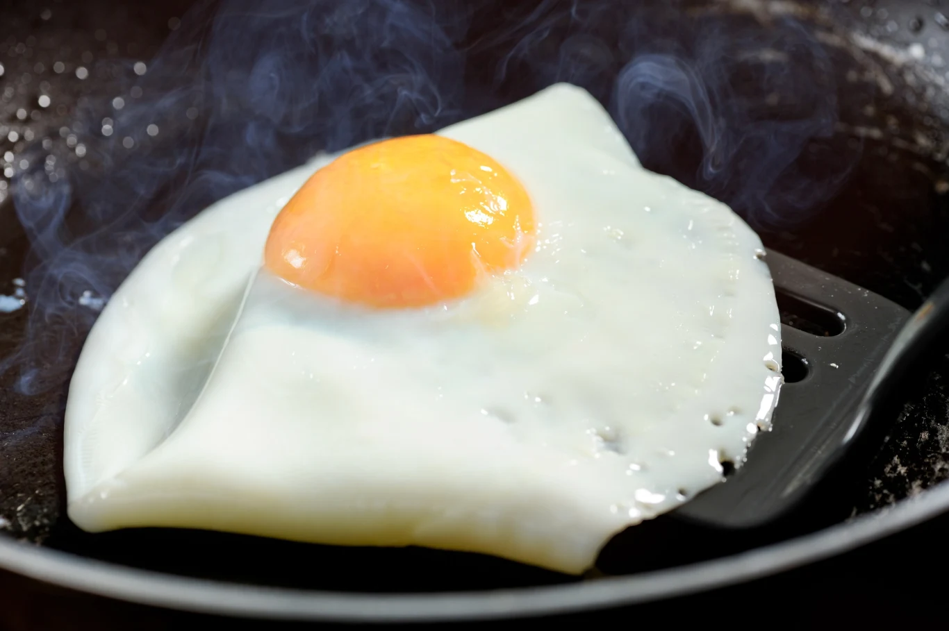 Do smażenia jajek wcale nie trzeba używać tłuszczu Do smażenia jajek wcale nie trzeba używać tłuszczu