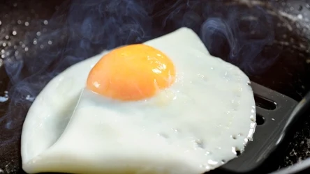 Jakiego tłuszczu używać do smażenia jajek?