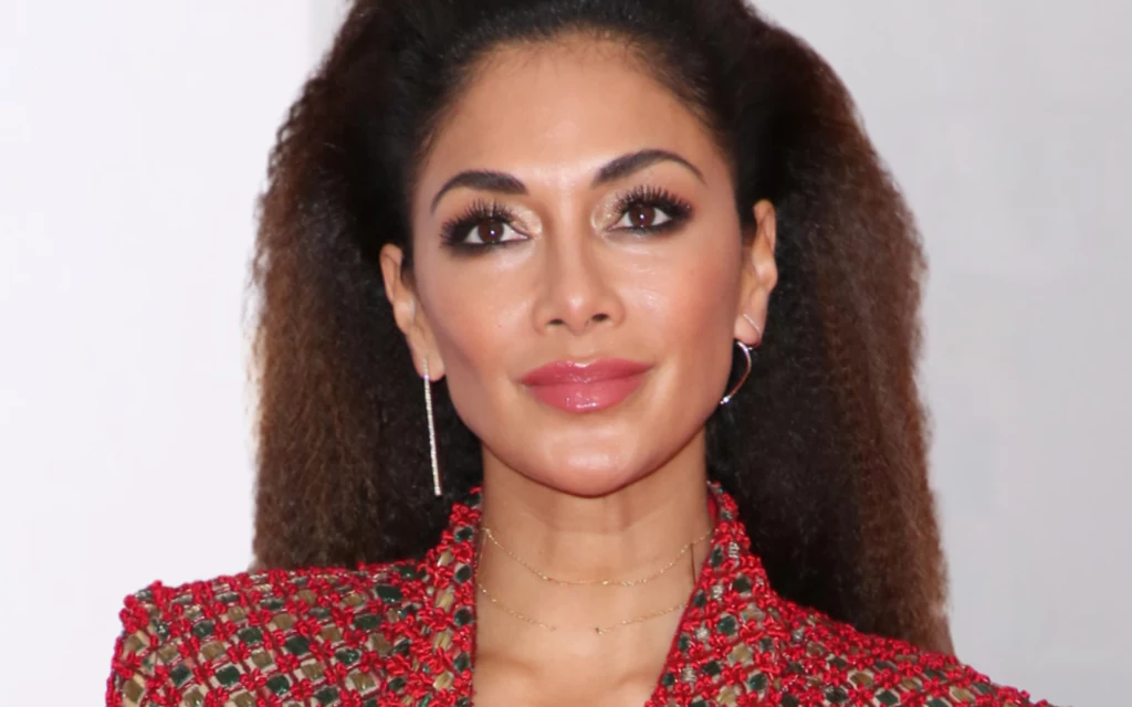 Nicole Scherzinger w karbowanych włosach