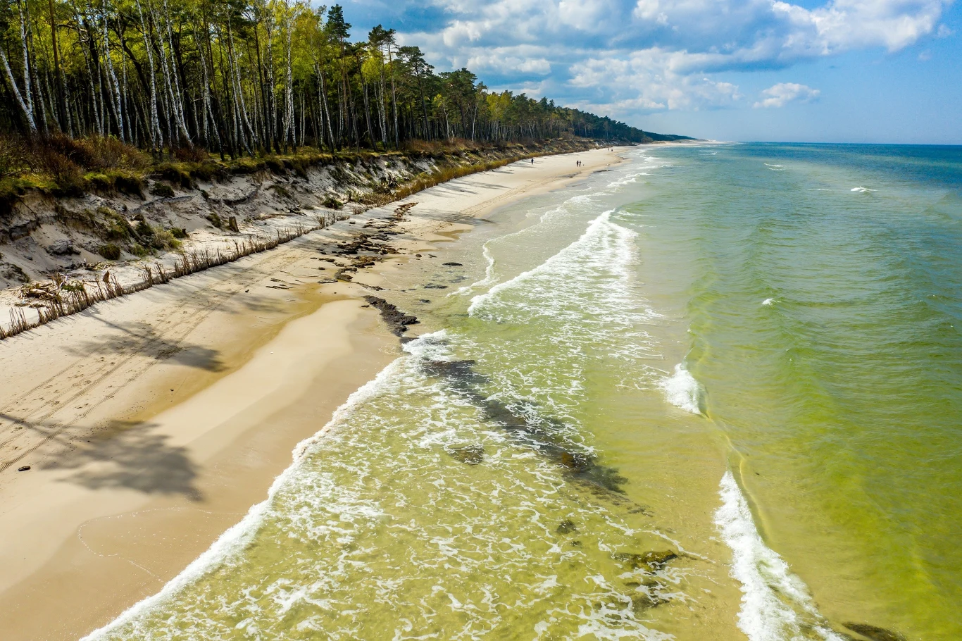 Plaża w Lubiatowie to spokojne miejsce nad Bałtykiem. Co oferuje przybyłym turystom?