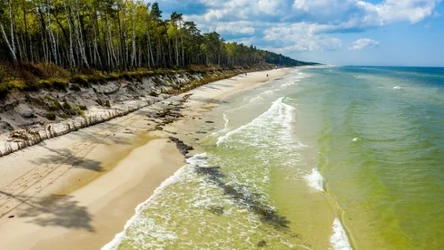 Plaża w Lubiatowie to spokojne miejsce nad Bałtykiem. Co oferuje przybyłym turystom?