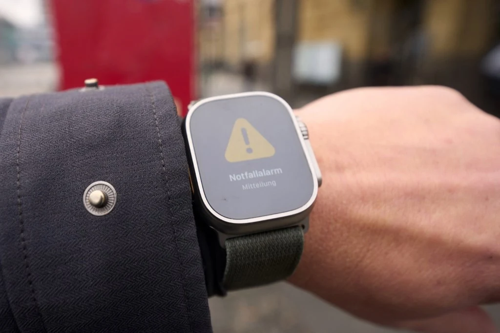 Po alarmie wywołanym przez zegarek w lesie poszukiwano mężczyzny, który spał w swoim domu Po alarmie wywołanym przez zegarek w lesie poszukiwano mężczyzny, który spał w swoim domu