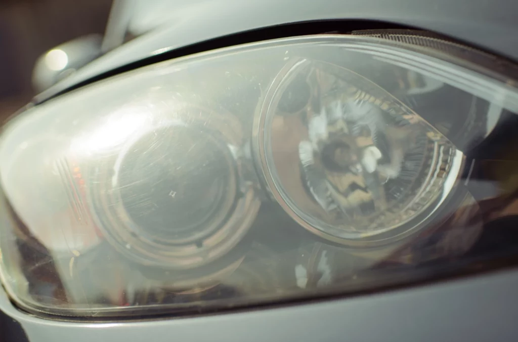 Matowe lampy nie tylko obniżają komfort jazdy, lecz także wydłużają czas reakcji kierowcy. Matowe lampy nie tylko obniżają komfort jazdy, lecz także wydłużają czas reakcji kierowcy.