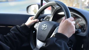Wciskasz gaz i niszczysz auto. Trzeba patrzeć na jedną wskazówkę