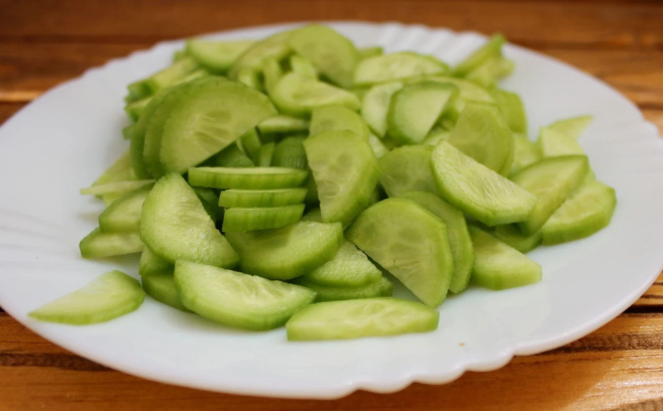 Jeśli zmagasz się z opuchniętymi nogami, włącz do swojej diety ogórki. Jakie posiadają właściwości? 