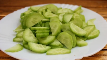 Jeśli zmagasz się z opuchniętymi nogami, włącz do swojej diety ogórki. Jakie posiadają właściwości? 