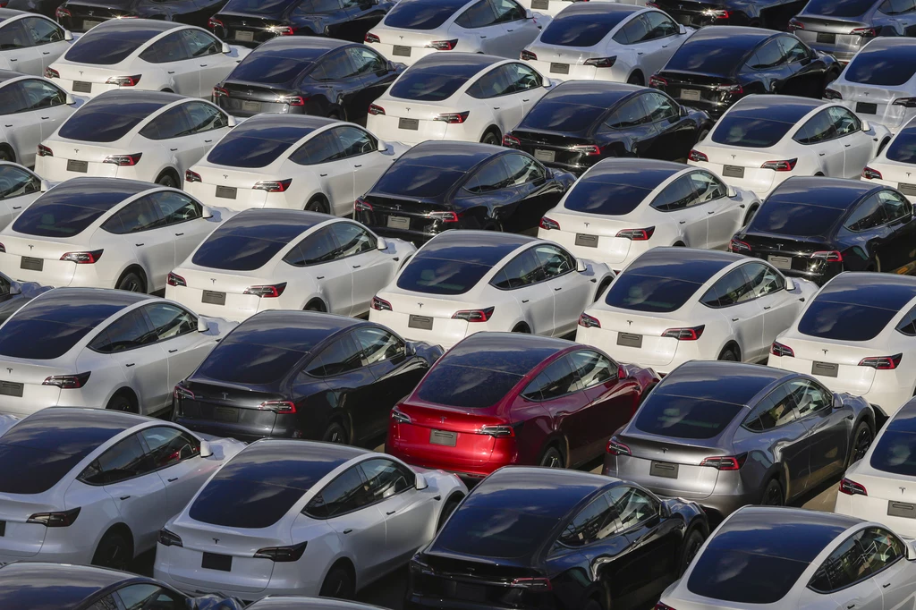 Tesla obniża koszty leasingu w Wielkiej Brytanii. Auta zalegają w magazynach Tesla obniża koszty leasingu w Wielkiej Brytanii. Auta zalegają w magazynach