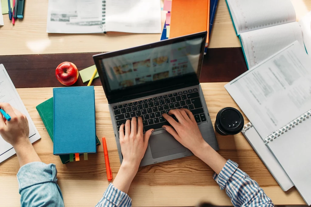 Laptop przestał być wyłącznie narzędziem do pisania prac domowych i przeszukiwania internetu, a stał się sprzymierzeńcem w codziennym pędzie do zdobywania wiedzy Laptop przestał być wyłącznie narzędziem do pisania prac domowych i przeszukiwania internetu, a stał się sprzymierzeńcem w codziennym pędzie do zdobywania wiedzy