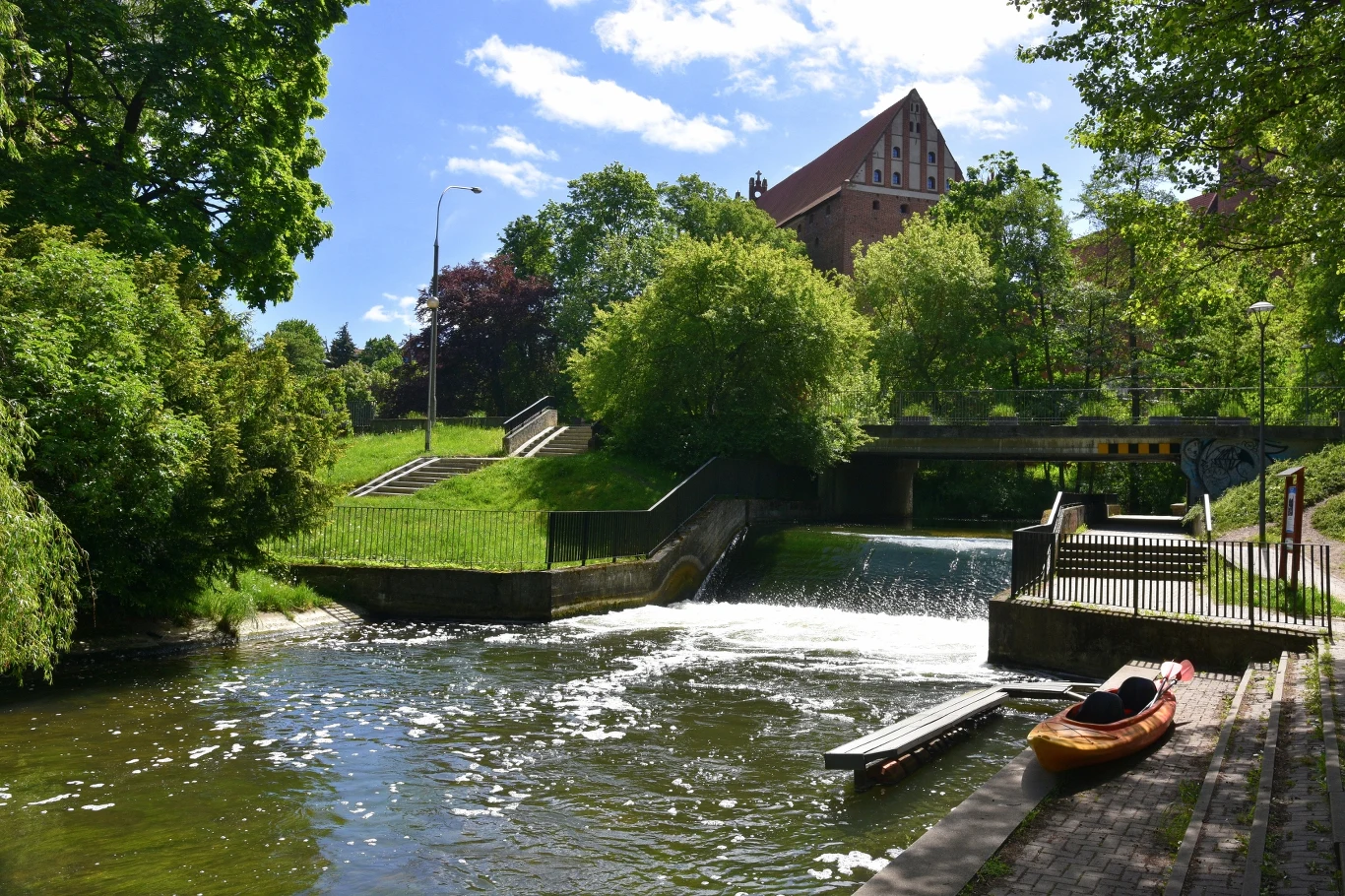 Olsztyn oferuje liczne szlaki piesze i rowerowe, a także możliwość spływów kajakowych.