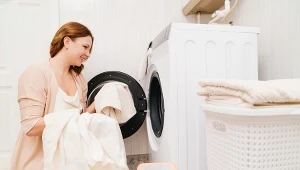Tak przywrócisz biel poszarzałym ubraniom. Wystarczy wsypać 2 łyżki do pralki