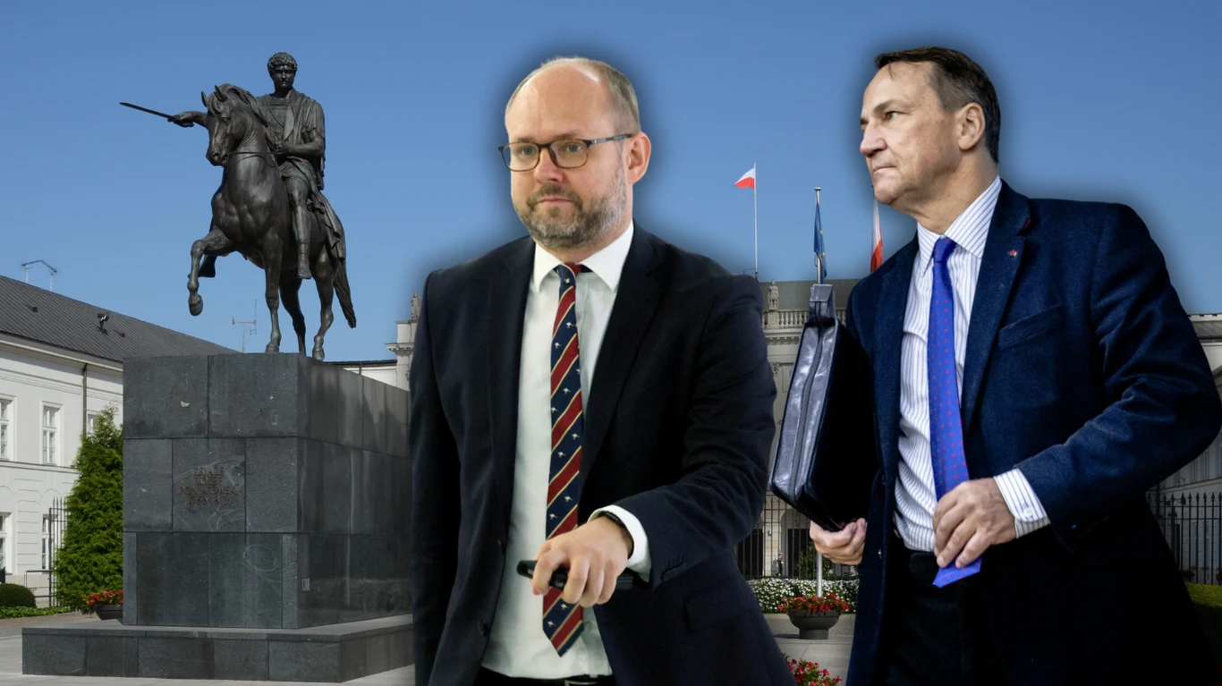 Nieobecność Polski w Waszyngtonie. Szef MSZ odpowiada: Nie będzie łatwo współpracować Dwaj mężczyźni w garniturach, jeden z walizką, stoją na tle pomnika konnego oraz budynku z polskimi flagami, całość utrzymana w oficjalnym, poważnym tonie.