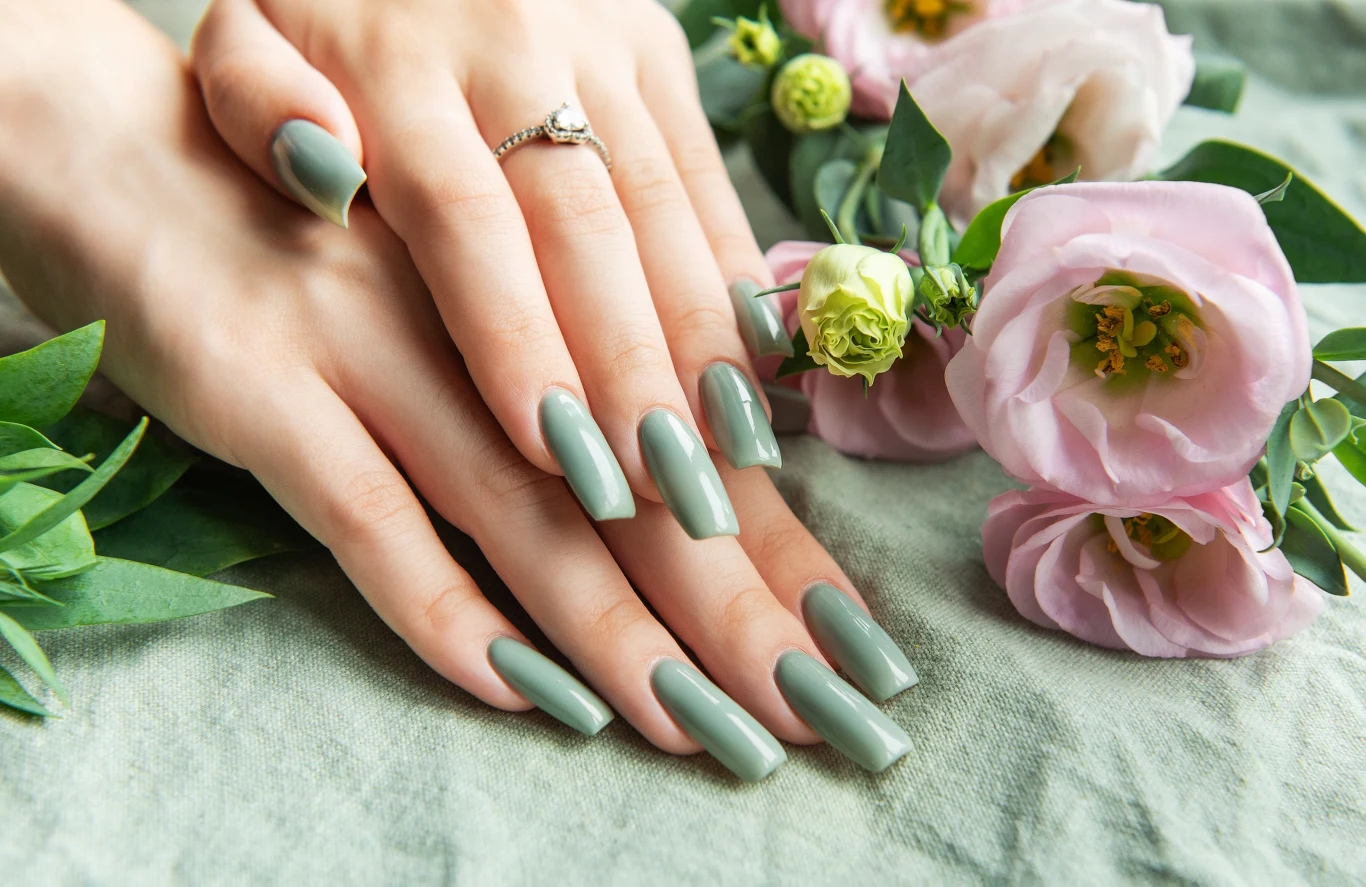  “Matcha nails" to hit, który zyskuje coraz większą popularność. W tym odcieniu można stworzyć liczne stylizacje paznokci. 
