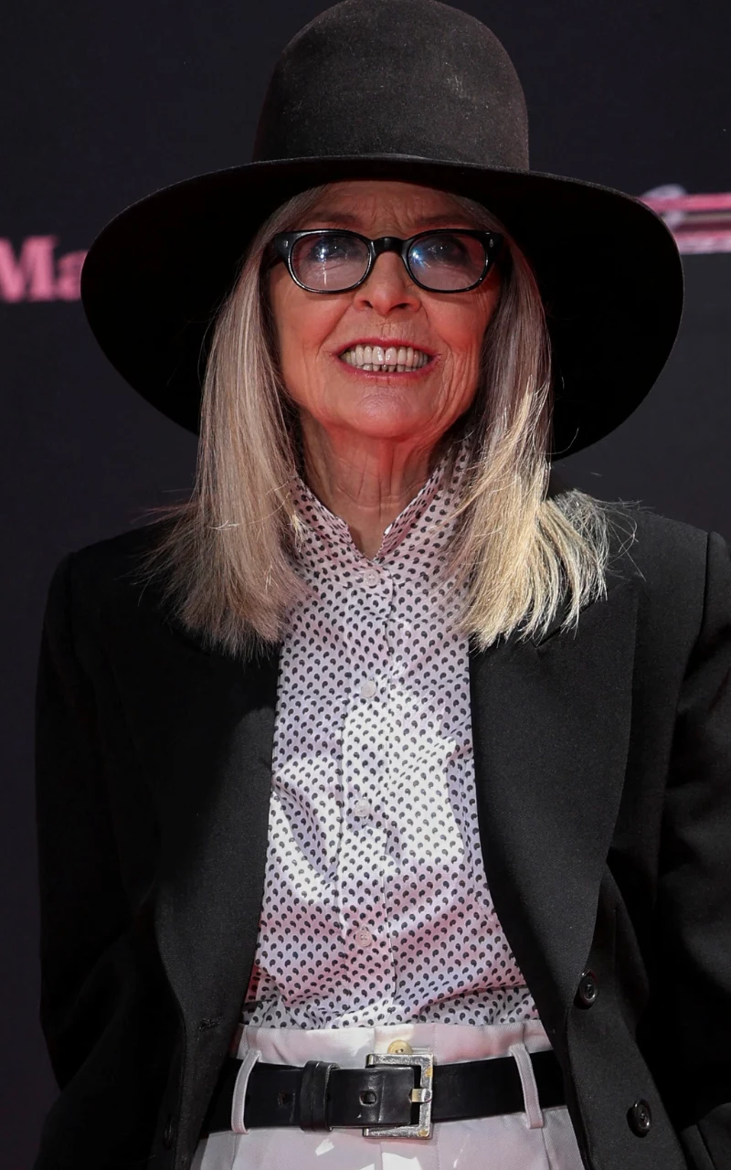 Marynarki, koszule, płaszcze, kapelusze i szerokie spodnie - to charakterystyczne elementy stylu Diane Keaton