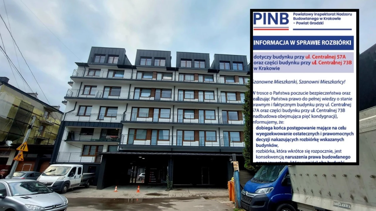 Kraków. Samowola budowlana przy ulicy Centralnej Nowoczesny budynek mieszkalny z elewacją w odcieniach szarości, stojący przy ulicy, otoczony samochodami dostawczymi i osobowymi, z prawej strony widoczna wstawka informacyjna z komunikatem o planowanej rozbiórce wydanym przez Powiatowy Inspektorat Nad...
