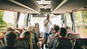 Maciej Gil na pokładzie Kinobusu (Dolnośląskie 2024), fot. Jerzy Wypych