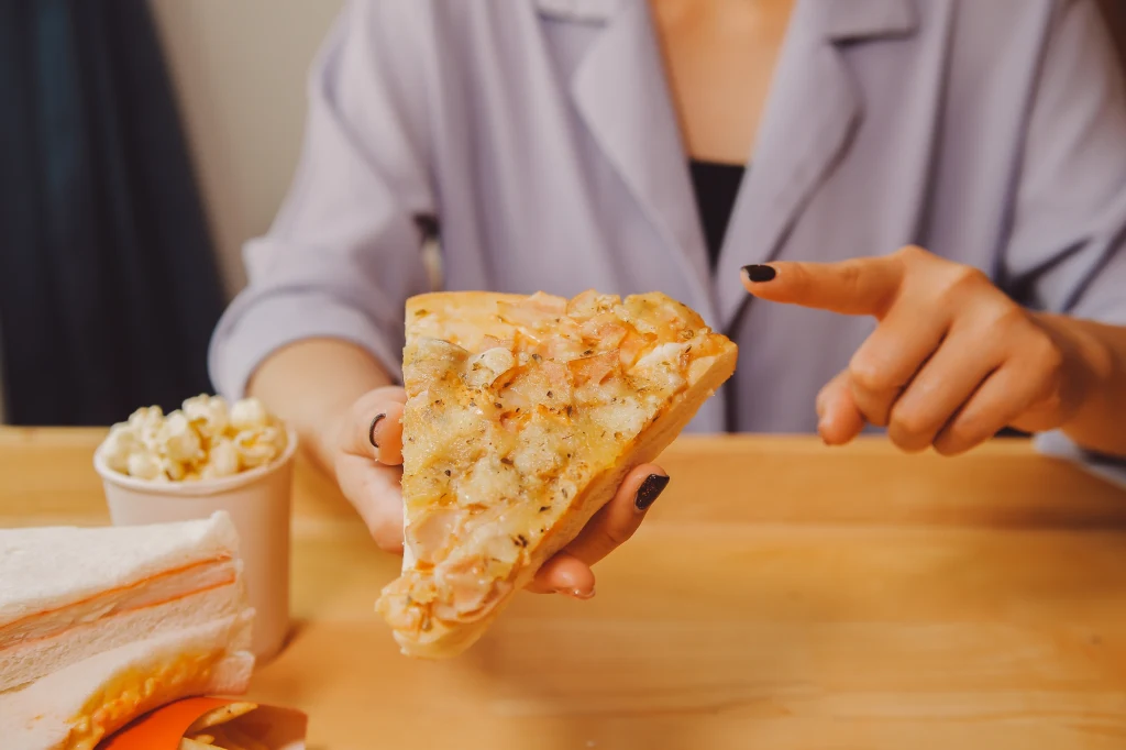 Częste spożywanie fast foodów zwiększa ryzyko miażdżycy, a tym samym udaru mózgu czy zawału serca