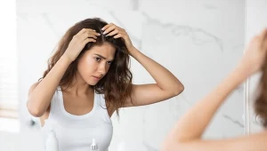 Im chłodniej, tym skóra głowy bardziej swędzi? To wcale nie musi być łupież