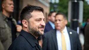 Prezydent Wołodymyr Zełenski wyjeżdża ze szczytu w Waszyngtonie z tarczą