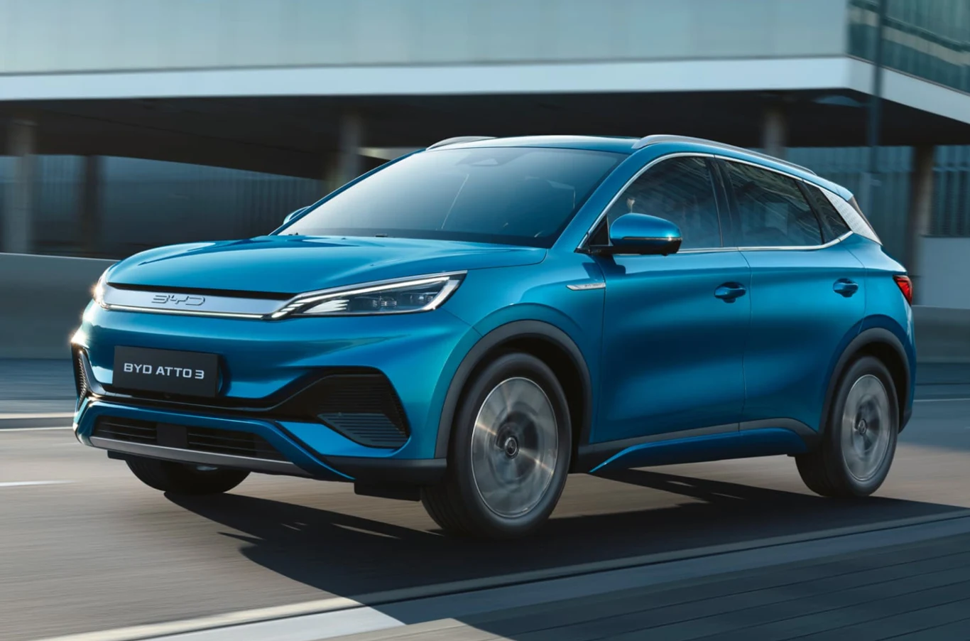 Największe różnice odnotowano w przypadku modelu BYD Atto 3. Nowoczesny, niebieski samochód SUV marki BYD Atto 3 jadący po ulicy w miejskim otoczeniu, sylwetka pojazdu dynamiczna i estetyczna, światła LED podkreślają nowoczesny charakter auta