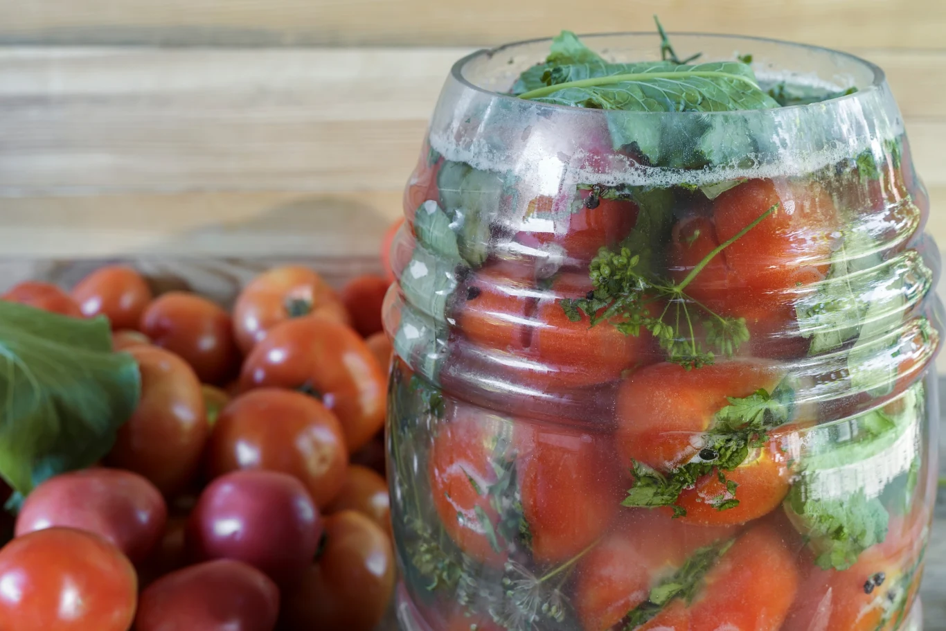 Z letnich pomidorów warto zrobić smaczne przetwory do słoików Z letnich pomidorów warto zrobić smaczne przetwory do słoików