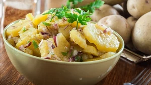 Ta fit sałatka ziemniaczana to hit. Lekka, pożywna i pełna smaku