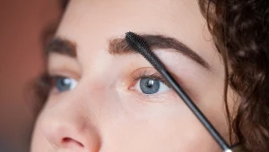 Już nie musisz robić henny u kosmetyczki. Zmieszaj 2 produkty z kuchni i nałóż na brwi