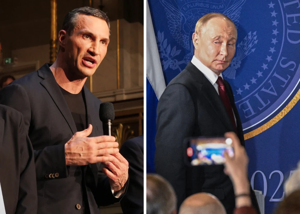 Na zdjęciu były ukraiński pięściarz Władimir Kliczko oraz prezydent Rosji Władimir Putin Po lewej stronie mężczyzna w ciemnym garniturze przemawia do mikrofonu w otoczeniu innych osób, po prawej stronie inny mężczyzna w garniturze na tle niebieskiego emblematycznego baneru, obserwowany przez osoby wykonujące zdjęcia smartfonem.